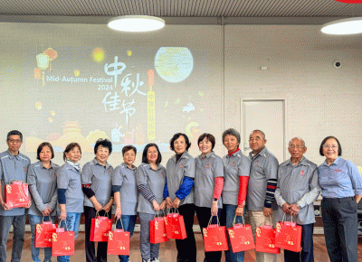 Though Far from Home, Seniors Celebrate Mid-Autumn Festival Together at CWCC