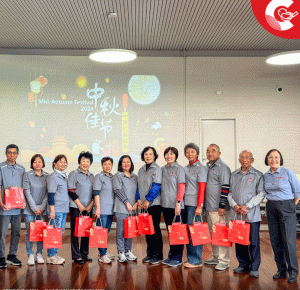 Though Far from Home, Seniors Celebrate Mid-Autumn Festival Together at CWCC